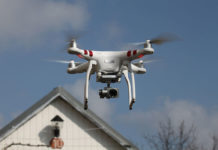 Projekti i Google për Drona Fluturues dhe Tokësorë NJë dron i bardhë mbi çatinë e një shtëpie