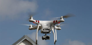Projekti i Google për Drona Fluturues dhe Tokësorë NJë dron i bardhë mbi çatinë e një shtëpie