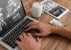 MacBook Pro, Air dhe iPad do të Dalin Në Treg Në Tetor Duar mbi tastierën e mac, kafe, iPad dhe iPhone