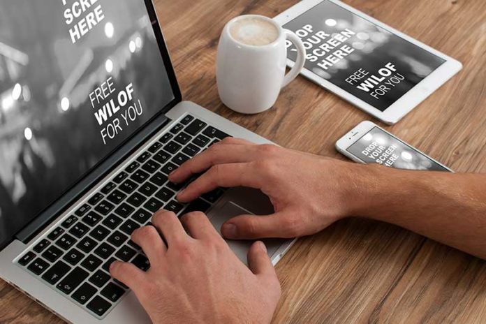 Duar mbi tastierën e mac, kafe, iPad dhe iPhone