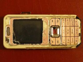 Telefon i vjetër nokia mbi tavolinë me mbulesë të kuqe