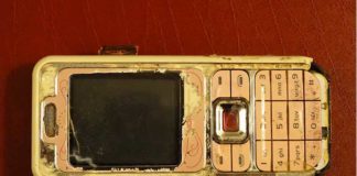 Nokia do të Nxjerrë së Shpejti në Treg disa Instrumenta të Rinj Telefon i vjetër nokia mbi tavolinë me mbulesë të kuqe