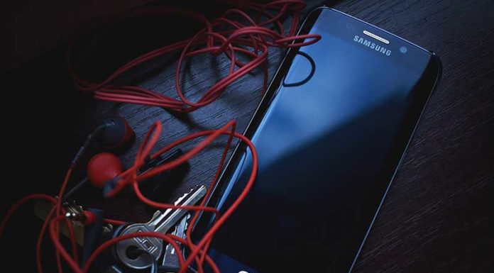 Samsungu po Ndërron Furnizuesin e Baterive Telefon samsung me kufje