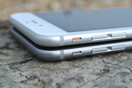 2 iPhone njëri mbi tjetrin