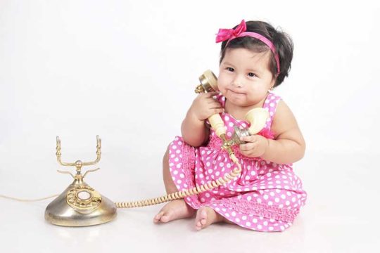 Një femijë në telefon