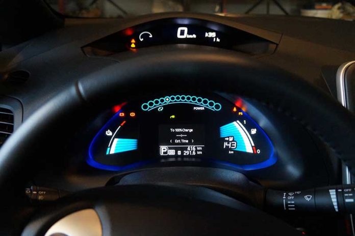 Vetura elektronike që vetëparkohet Nissan Leaf