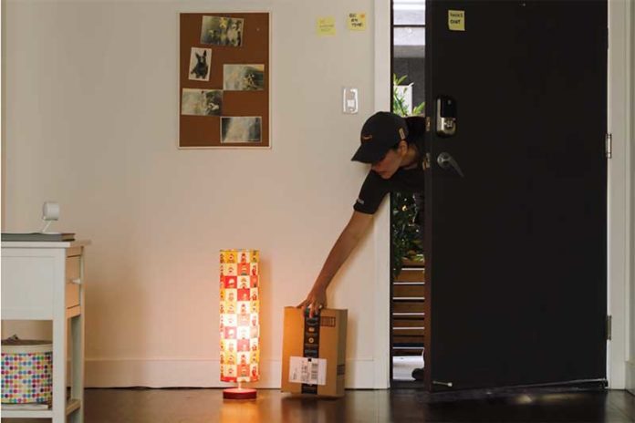 Shërbimi Amazon Key që dorëzon pakon brenda shtëpisë