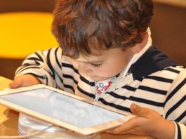 Fëmijë që loz me tablet
