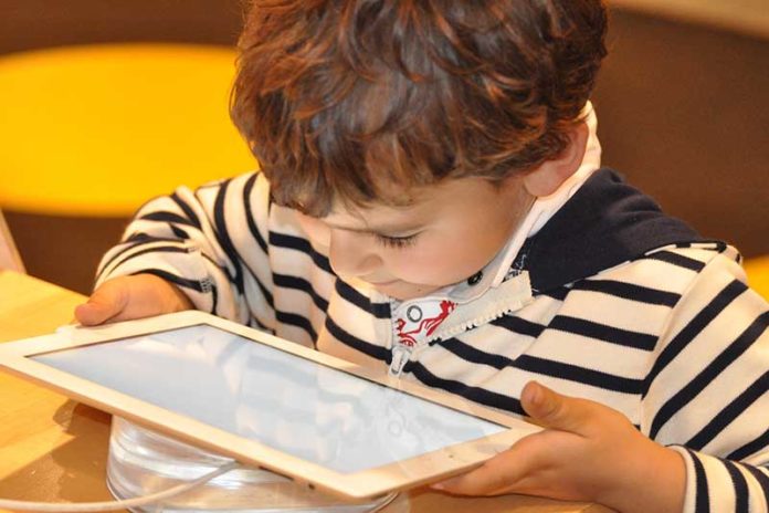 Fëmijë që loz me tablet