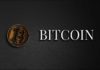 Bitcoin, Monedha e Parë Dixhitale në Botë Nje kriptomonedhe Bitcoin dhe teksti i bardhe mbi nje sfond te zi