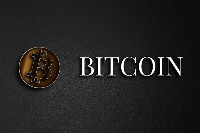 Nje kriptomonedhe Bitcoin dhe teksti i bardhe mbi nje sfond te zi