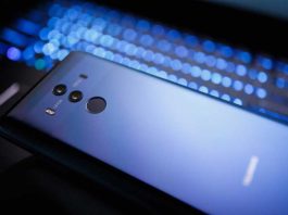 Huawei Nget një Porsche Panamera me Celular Telefon Huawei 10 mate pro ngjyre gri ne plan te pare me kamer laica mbi disa drita