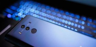 Huawei Nget një Porsche Panamera me Celular Telefon Huawei 10 mate pro ngjyre gri ne plan te pare me kamer laica mbi disa drita