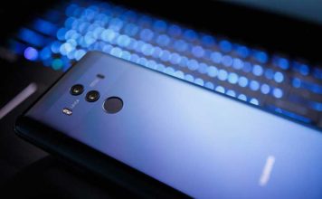 Huawei Nget një Porsche Panamera me Celular Telefon Huawei 10 mate pro ngjyre gri ne plan te pare me kamer laica mbi disa drita