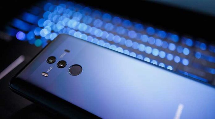 Huawei Nget një Porsche Panamera me Celular Telefon Huawei 10 mate pro ngjyre gri ne plan te pare me kamer laica mbi disa drita