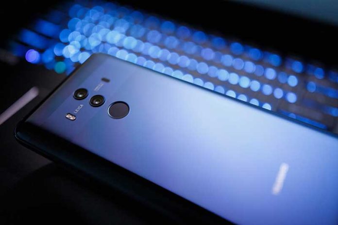 Lajme-Tech_Huawei-10-Mate-Pro Telefon Huawei 10 mate pro ngjyre gri ne plan te pare me kamer laica mbi disa drita