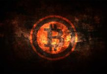 Xhihadistët Kërkojnë Mbështetje me Bitcoin Logo e një monedhe virtuale bitcoin si në zjarr me ngjyre verdhe e kuq ne sfond te zi