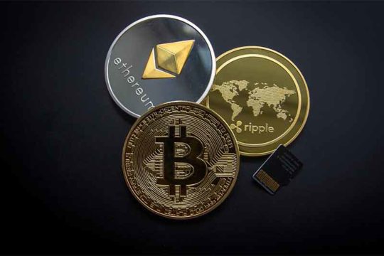 tre monedha virtuale bitcoin, ripple e ethereum mbi nje sfond te zi
