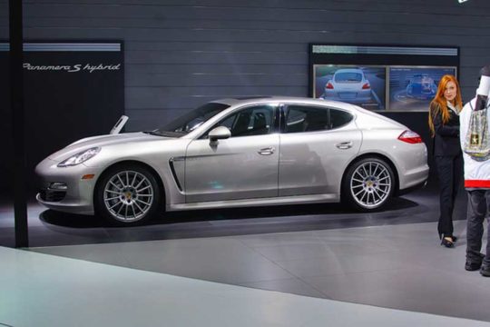 Nje makine porche panamera s hybrid ngjyre gri e ekspozuar