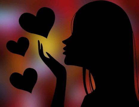 Profili i nje vajze te bukur qe i fryn disa zemrave per shen valentin