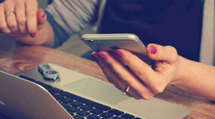 Projekti Marzipan i Apple për Përdorimin e Aplikimeve të iPad e iPhone edhe tek Mac Nje vajze duke perdorur mac dhe iphone