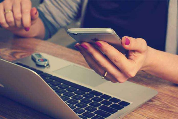 Lajme-Tech_iPhone-Macbook-zyre Nje vajze duke perdorur mac dhe iphone