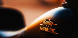 Harley Davidson do Prodhojë Motora Elektrikë Shkrimi Harley Davidson mbi motorin