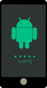 Logo ngjyre jeshile e sistemit operativ android ne sfondin e nje telefoni te zi