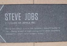 Aplikimi Për Punë i Steve Jobs Shitet Në Ankand Thenia e Steve Jobs ne gurin e varrit: nuk me intereson te jem me i pasuri i varrezave, te shkoj ne darke per te fjetur duke thene: kemi bere diçka te mrekullueshme, kjo me intereson