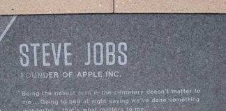 Aplikimi Për Punë i Steve Jobs Shitet Në Ankand Thenia e Steve Jobs ne gurin e varrit: nuk me intereson te jem me i pasuri i varrezave, te shkoj ne darke per te fjetur duke thene: kemi bere diçka te mrekullueshme, kjo me intereson