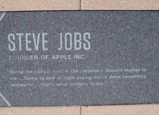 Aplikimi Për Punë i Steve Jobs Shitet Në Ankand Thenia e Steve Jobs ne gurin e varrit: nuk me intereson te jem me i pasuri i varrezave, te shkoj ne darke per te fjetur duke thene: kemi bere diçka te mrekullueshme, kjo me intereson