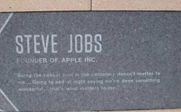 Aplikimi Për Punë i Steve Jobs Shitet Në Ankand Thenia e Steve Jobs ne gurin e varrit: nuk me intereson te jem me i pasuri i varrezave, te shkoj ne darke per te fjetur duke thene: kemi bere diçka te mrekullueshme, kjo me intereson