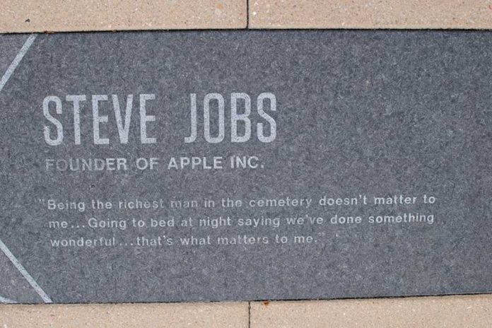 Thenia e Steve Jobs ne gurin e varrit: nuk me intereson te jem me i pasuri i varrezave, te shkoj ne darke per te fjetur duke thene: kemi bere diçka te mrekullueshme, kjo me intereson