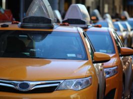 Makina Autonome e Uber Nuk Kishte Faj Kur Shtypi një Person Disa taksi te uber te verdha ne resht ne rruge