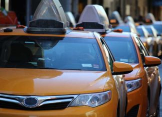 Makina Autonome e Uber Nuk Kishte Faj Kur Shtypi një Person Disa taksi te uber te verdha ne resht ne rruge