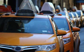 Makina Autonome e Uber Nuk Kishte Faj Kur Shtypi një Person Disa taksi te uber te verdha ne resht ne rruge