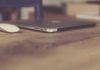 Apple po Mendon të Prodhojë një MacBook Air Low Cost Kompjuter macbook air ngjyre gri dhe nje mouse i bardhe mbi nje tavoline druri