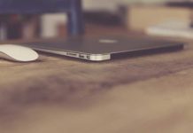 Apple po Mendon të Prodhojë një MacBook Air Low Cost Kompjuter macbook air ngjyre gri dhe nje mouse i bardhe mbi nje tavoline druri