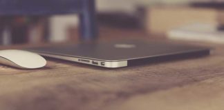 Apple po Mendon të Prodhojë një MacBook Air Low Cost Kompjuter macbook air ngjyre gri dhe nje mouse i bardhe mbi nje tavoline druri