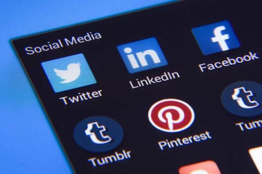 Shkrimi social media dhe logot e twitter, linkedin, facebook, tumblr dhe pinterest
