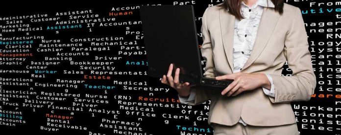 Vajzë e veshur me kostum profesional ne kembe me laptop ne dore dhe ne sfond emra profesionesh te ndryshme mbi sofnd te zi