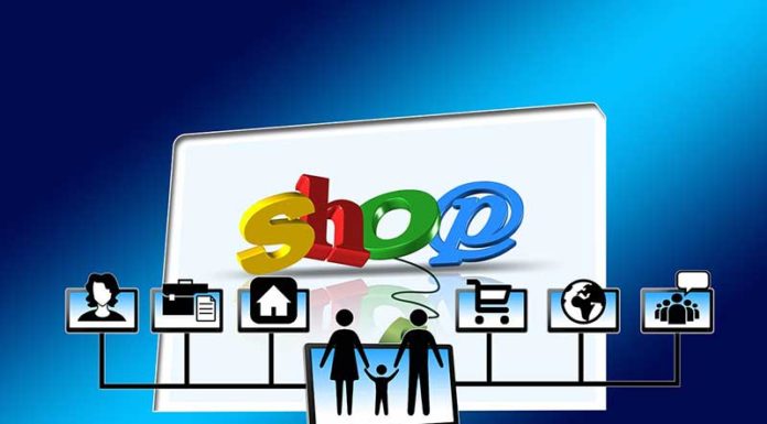 Amazon Prime Arrin 100 Milionë Abonentë Shkrimi shop ne sfond dhe disa skica kompjuteri, tablet dhe karrelo e nje familje ne ekran