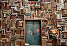 7 eReader-at Më Të Mirë Në Shitje Këtë Vit Librari me libra te vjeter dhe nje dere ne mes