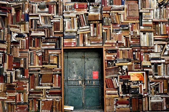 Librari me libra te vjeter dhe nje dere ne mes