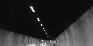 Elon Musk Njofton se Tuneli Nën Los Angeles Është Gati Tunel i gjate ngjyre gir me tavan te zi