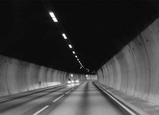 Elon Musk Njofton se Tuneli Nën Los Angeles Është Gati Tunel i gjate ngjyre gir me tavan te zi