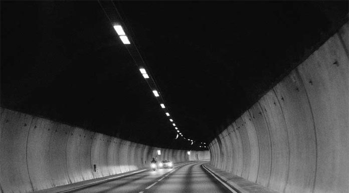Elon Musk Njofton se Tuneli Nën Los Angeles Është Gati Tunel i gjate ngjyre gir me tavan te zi