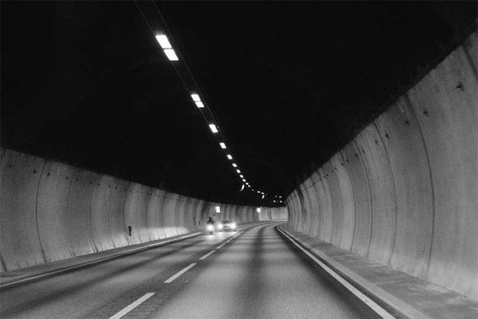 Lajme-Tech_tunel-los-angeles-elon-musk Tunel i gjate ngjyre gir me tavan te zi