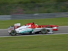 Makine Ferrari e kampionit te botes Michael Schumacher gjate nje gare