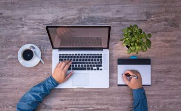 Apple ble një kompani të re çdo 2-3 javë Një djale me kompjuter mac ne tavoline dhe kafe duke shkruar ne nje magic trackpad